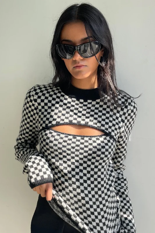 Warm Comfort CHECKERED SWEATER WITH FRONT CUT-OUT